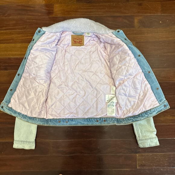 Levi’s Denim Jacket with Sherpa collar. Mint Condition. - Picture 4 of 4